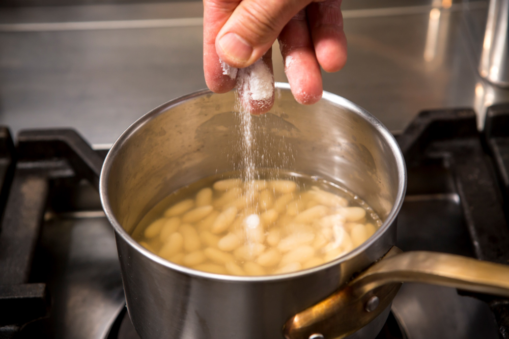 豆がやわらかくなったら塩を２つまみ程度加える。火からおろし、常温でゆっくり冷ます。
