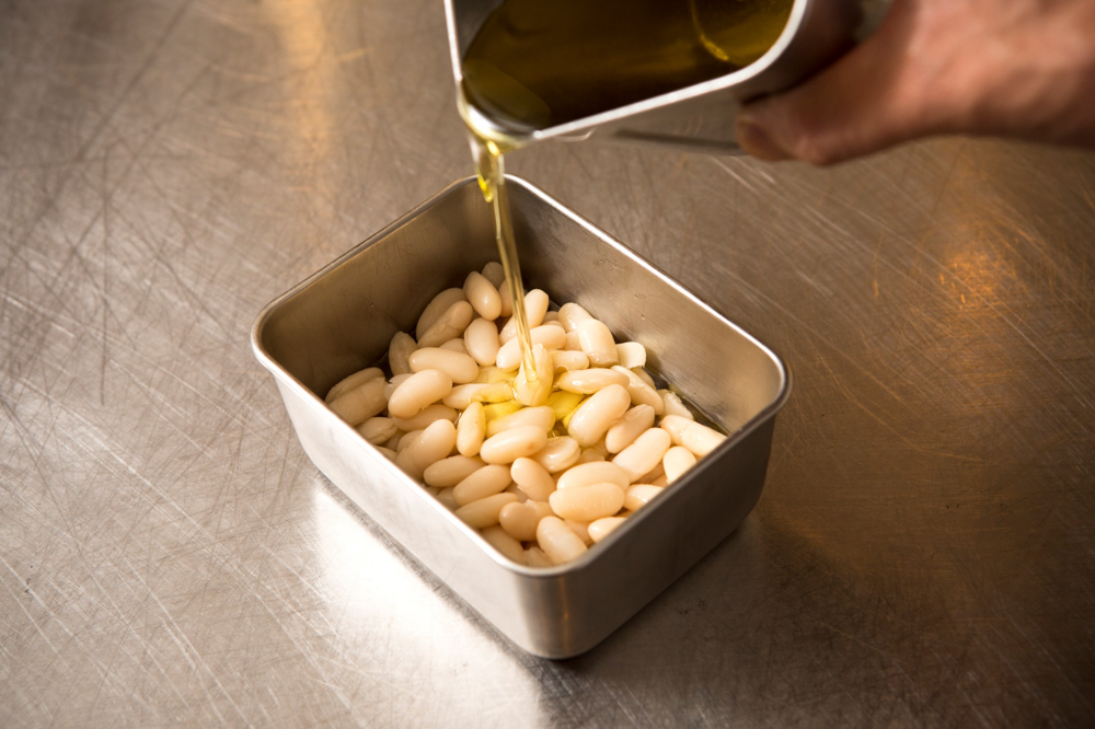 火から下ろして常温に冷まし、ザルなどで漉す。水気を切った白インゲン豆に５を注ぐ。