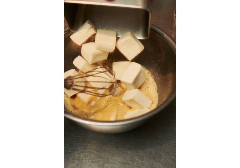 卵、牛乳、きび砂糖、塩をよく混ぜ合わせ、１を 30 分浸してしみ込ませる。