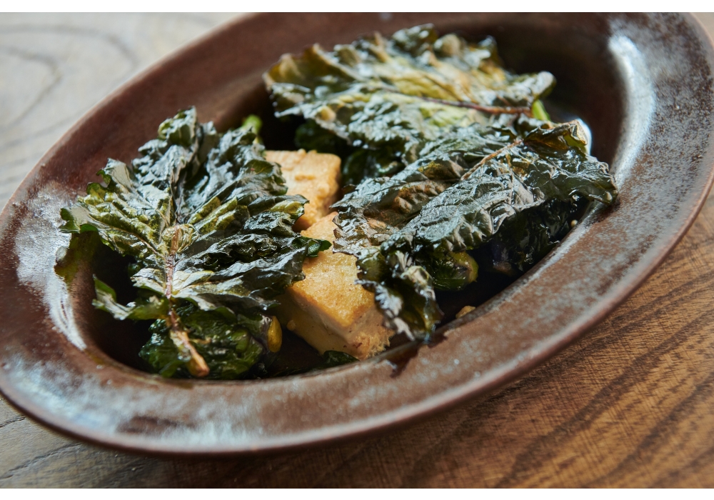 器に盛り、素揚げしたケールをのせる。