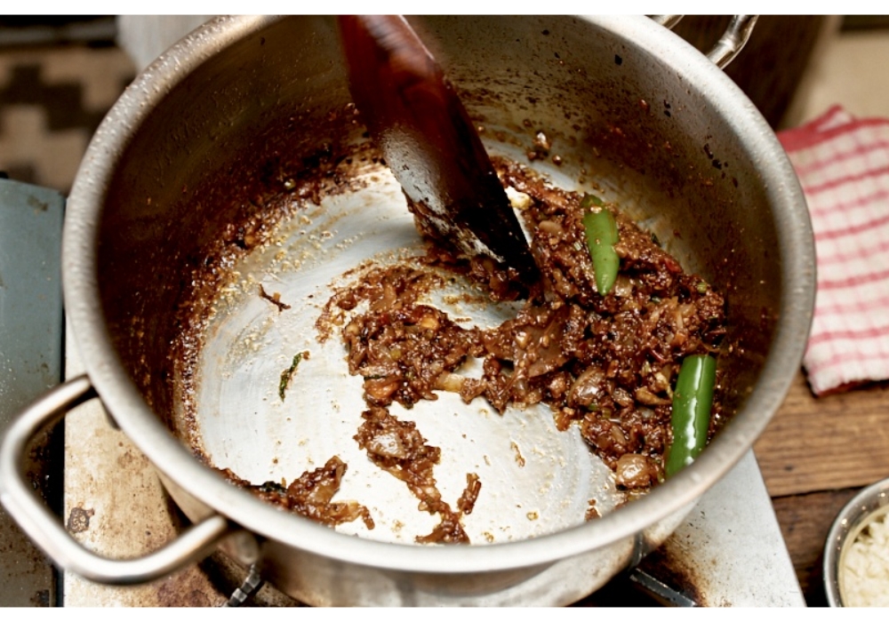 ライパンで香りが立つまで乾煎りして水分を飛ばす。冷ましてからすり鉢で押し潰す。