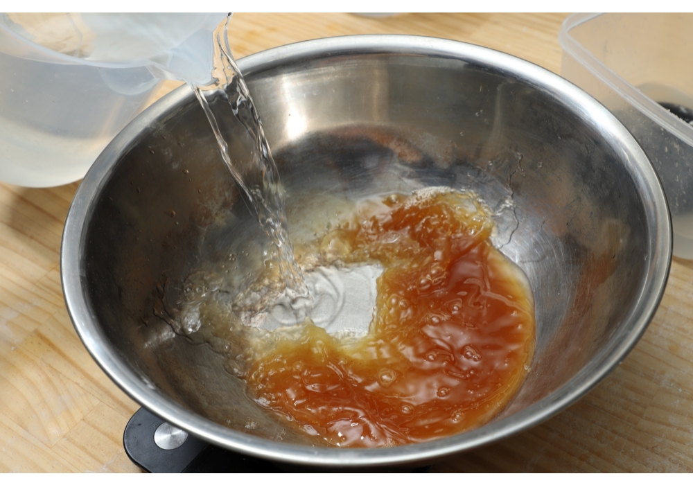 ボウルに湯種の材料を入れ、フックを付けて中速で２分間回す。ボウルに上げて冷ます。