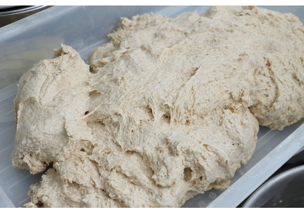 生地がつながったらバンジュウに上げ、蓋をして室温で 30 分～１時間休ませる