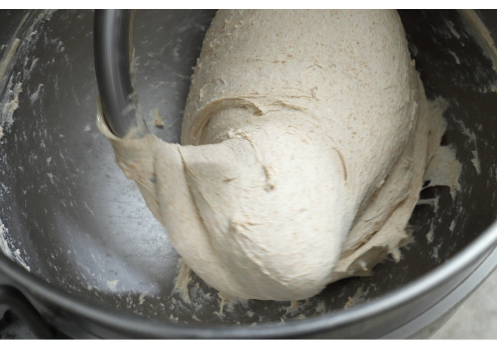 ミキサーボウルに生地を戻して塩を加え、中速で５分間回す。菜種油を少量ずつ加えながら、高速で３～５分間回す