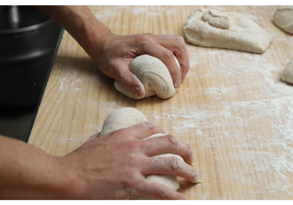 生地全体と台に打ち粉をし、取り出す。半量を 250g ずつ分割し、軽く丸めてバンジュウに戻し、室温で 30 分休ませる。