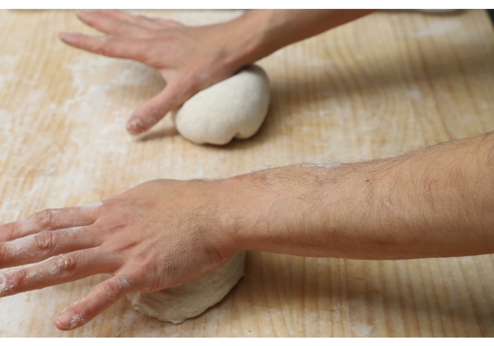 打ち粉をした台に出し、手のひらと台の間で転がすように丸める。