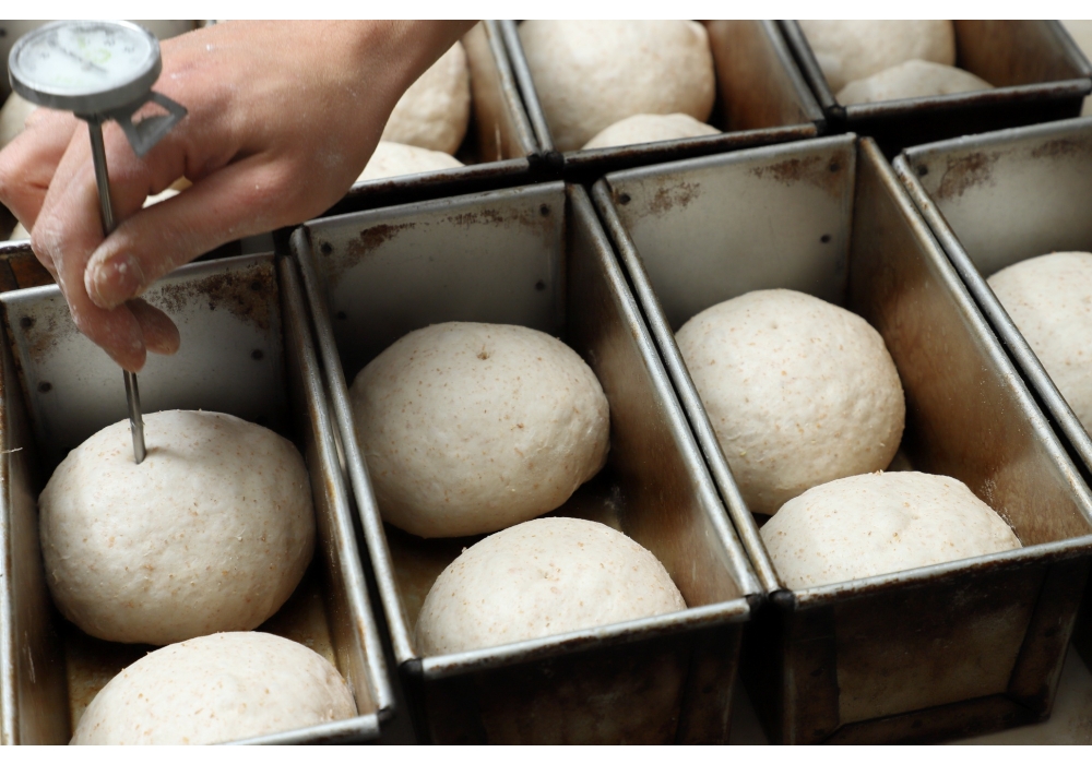 食パンは、１斤型に２つずつ入れる。てっぺんに１個穴を開ける。