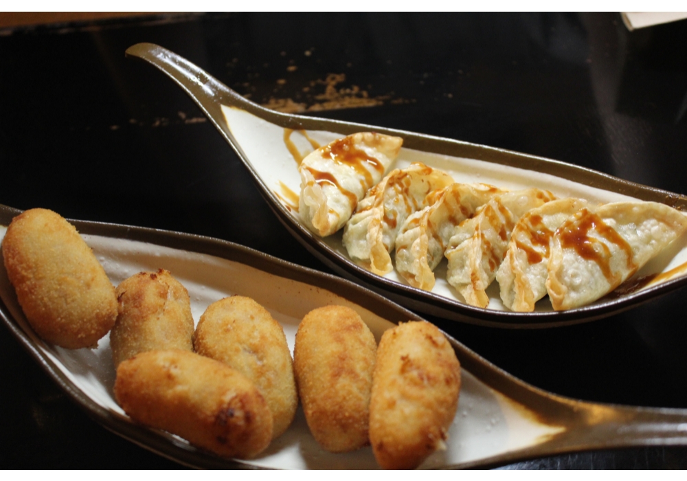 コロッケの価格は 8.2 ユーロ、餃子は 7.95 ユーロ。