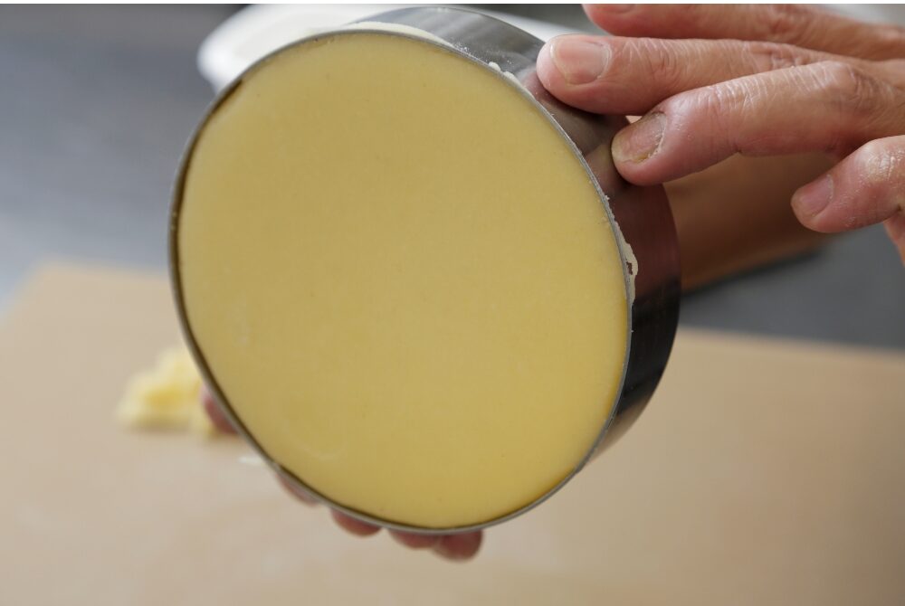 底の角までぴしっと敷き込まれたパート・シュクレ。