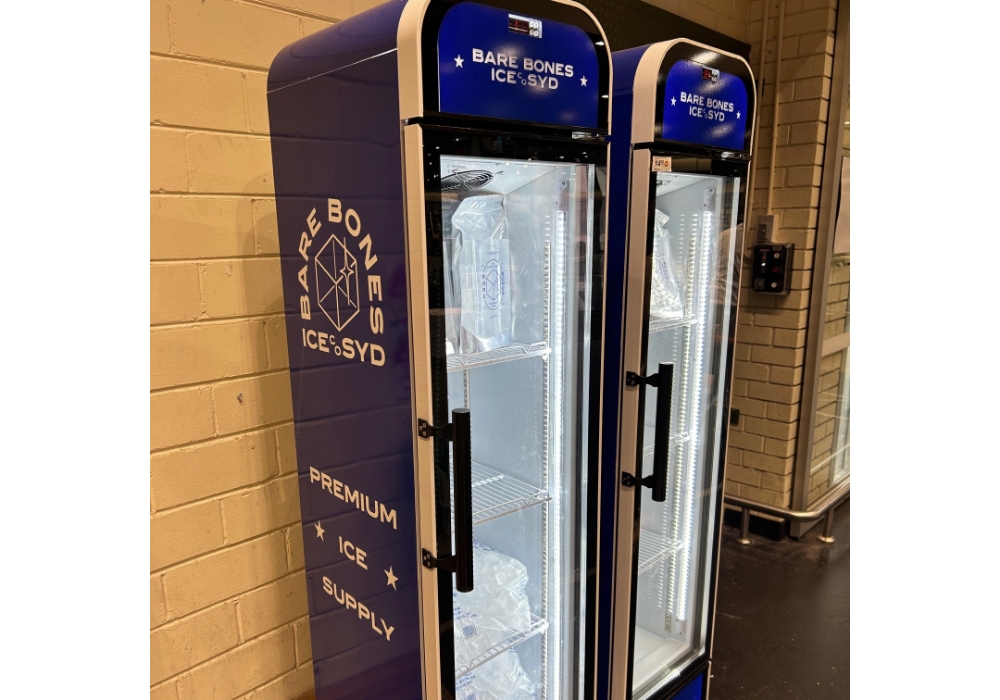 ベア・ボーンズ社冷凍庫を設置。