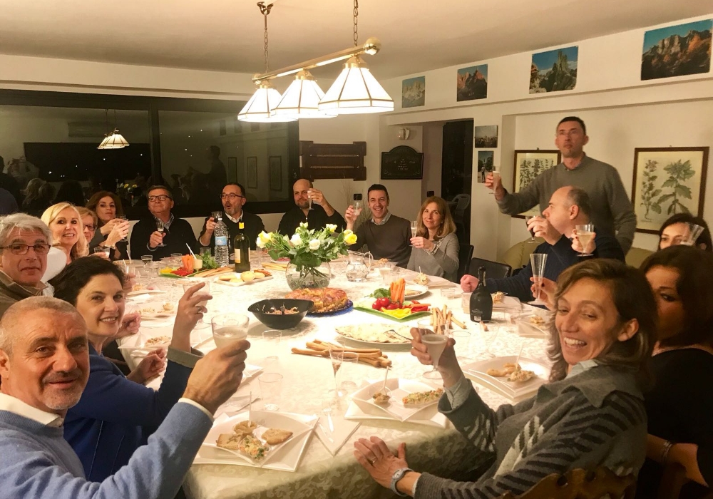 グラスを掲げ、存分に楽しみ、困難にある人を支援する