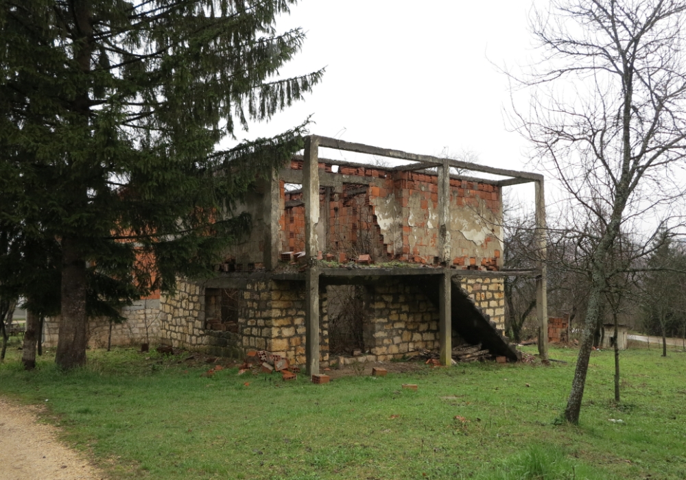 0年以上の歳月が過ぎた今も虐殺の爪痕が残るボスニア・スレブレニツァ。