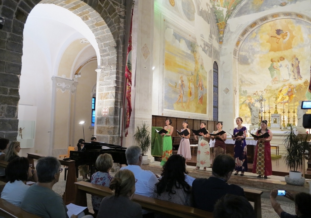 Compagnia Musicale Nadeshiko”, un gruppo di cantanti giapponesi ha tenuto unconcerto in Friuli come una parte della Cena in Compagnia .