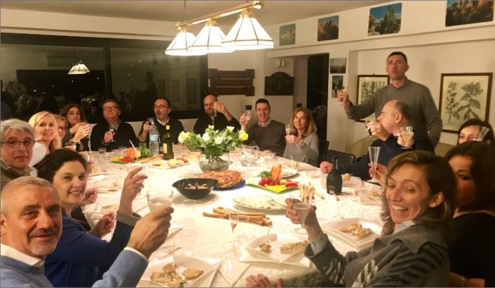 Alzando il bicchiere,in piena allegria,sosteniamo le persone in difficoltà