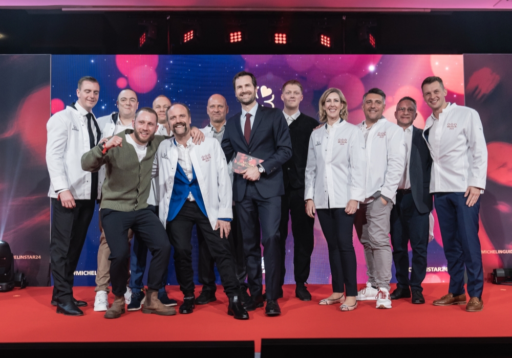 ブレット・グレイアム氏（左から５番目）。