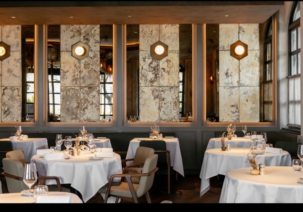 ミシュラン三ツ星店の風格を感じさせる、洗練と重厚な雰囲気を放つインテリア。