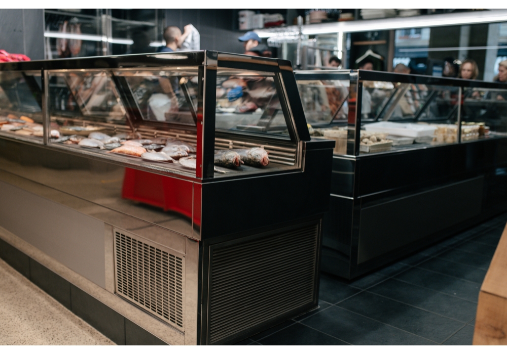 季節に応じて国産の魚が約 20 種類、甲殻類が約 10 種類並ぶ。