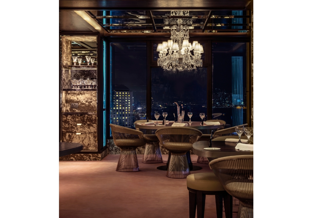 香港の夜景とバカラクリスタルの輝きが溶け合う店内