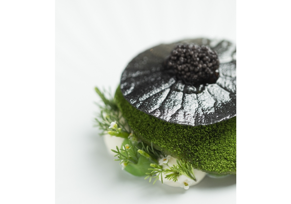 「中国湖南産のエンドウ豆、ゼラニウムの葉、酒粕、佃煮、玉露、ペトロシアン・バイカ・キャビア添え」