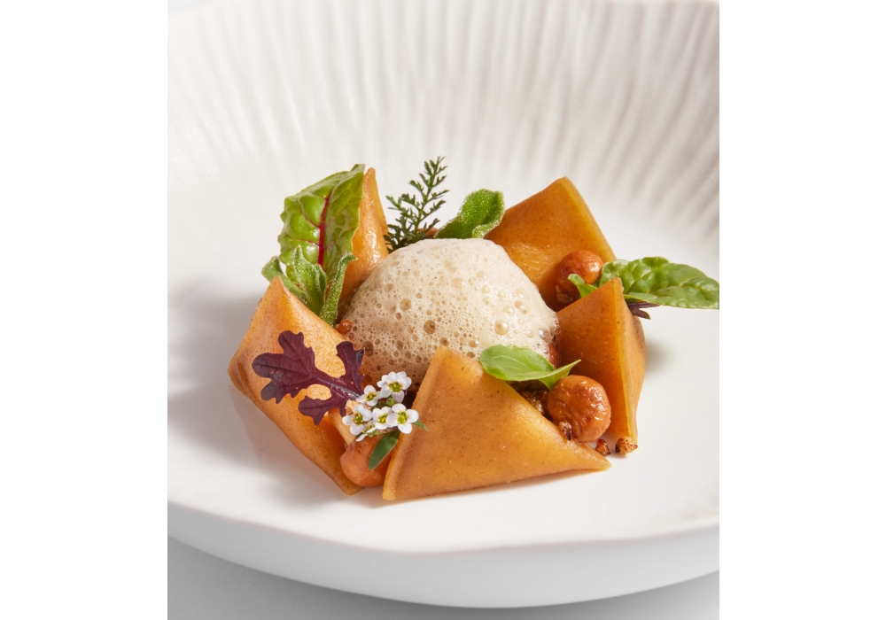 「レ・ベルランゴ ASP：ブリー・ド・モーA.O.P.入りのそば茶のパスタ、トンカ豆、マッシュルームコンソメ」