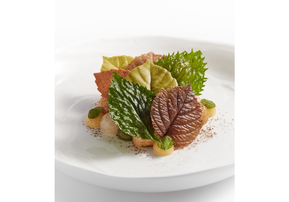 「西洋なしのポシェ、セップ・キャラメル、紫蘇ソルベ、クリスピー紫蘇」