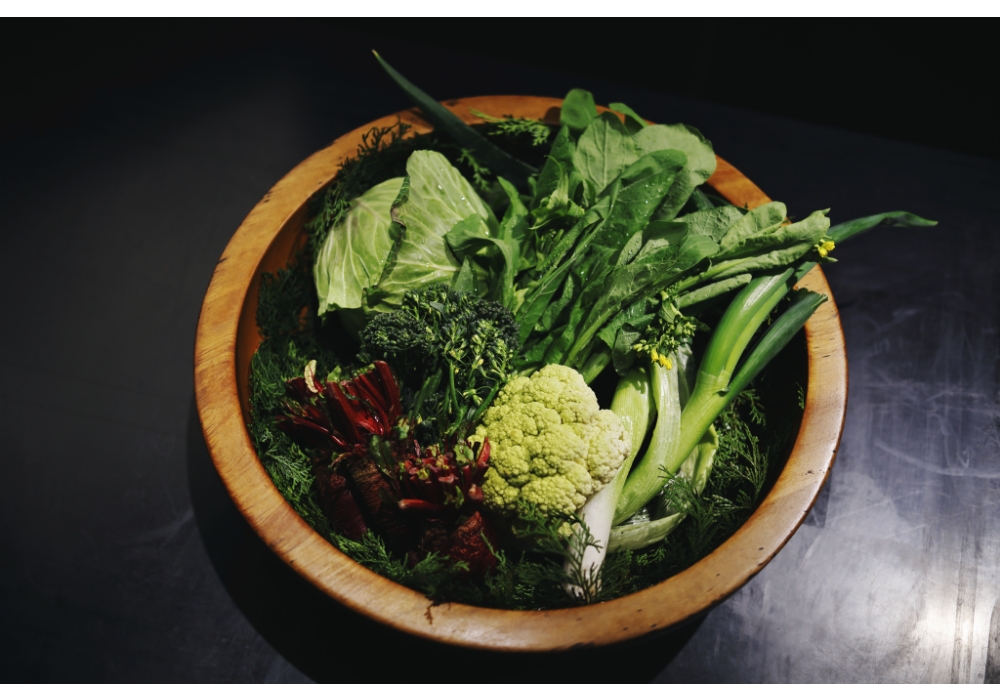 「千年続く農業」を哲学として不耕起再生型農業を実践する横須賀「SHO farm」のキャベツ、ブロッコリー、ネギなど、環境意識の高い生産者たちの野菜を使う。