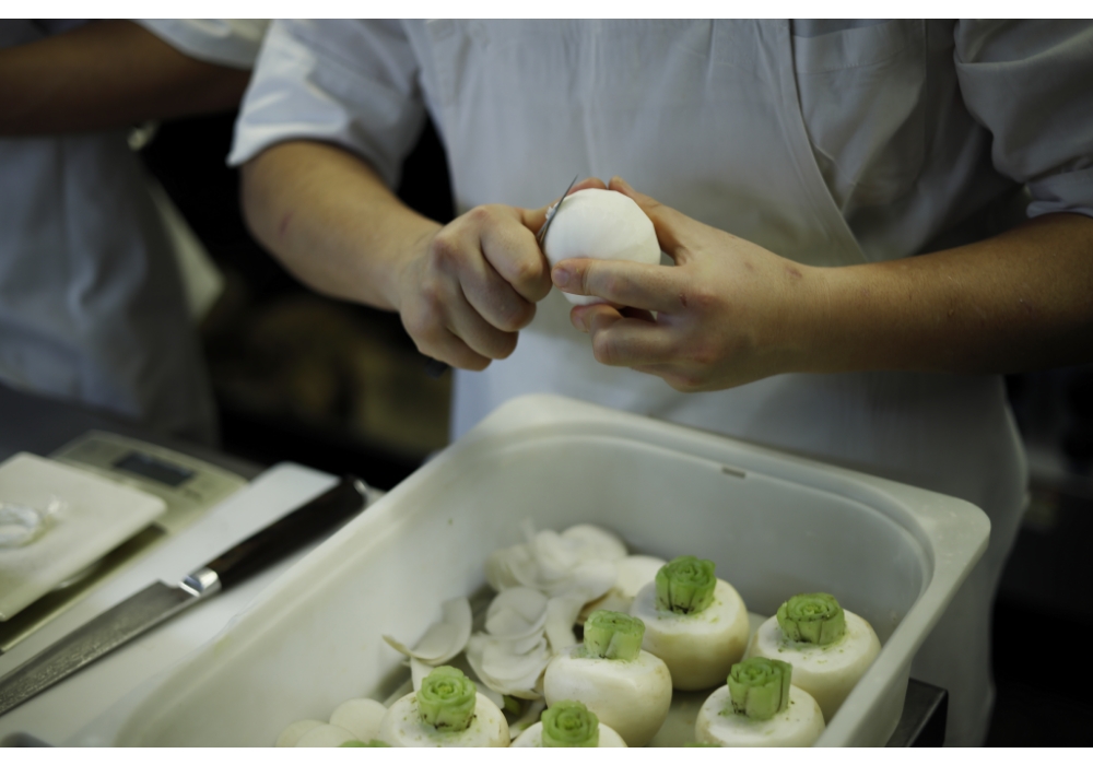 レストランの営みは網の目のように他業種につながり、業界全体で捉えたなら、飲食業が社会に与えるインパクトは大きい。