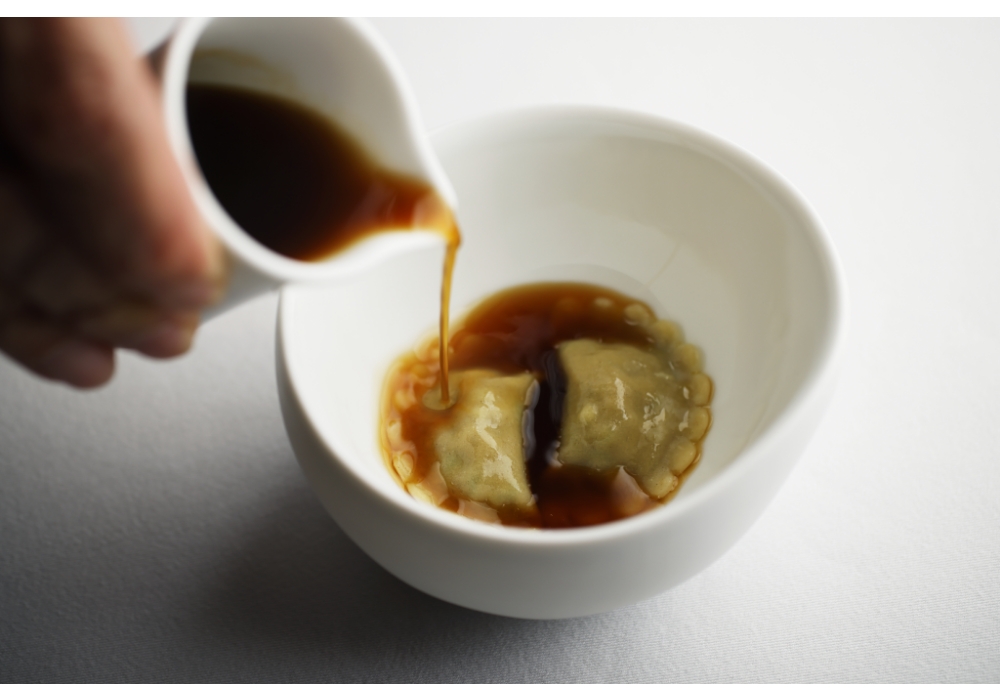 ロスを出さないよう、薪火焼き用の部位以外のガラや端材でコンソメやラビオリの詰め物を作る。