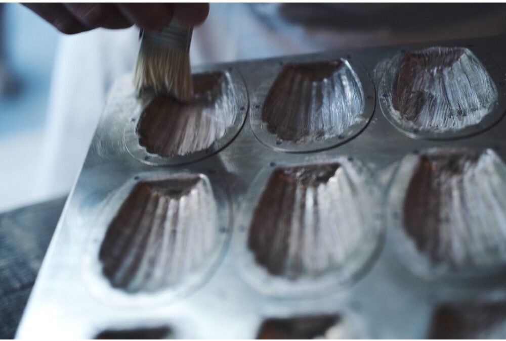 型の溝に沿って、薄くバターを塗る。