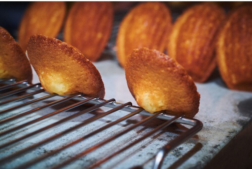 ごく柔らかい生地ゆえ、表面が固まるまでの数分間、潰れないよう立てかけて冷ます。