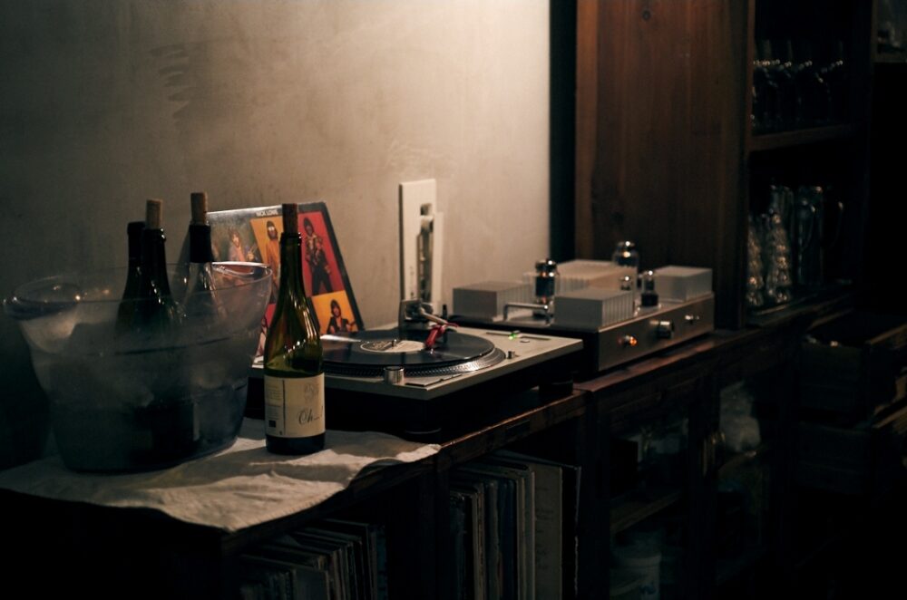 レコードのかかる居心地のいい空間で、レストランクオリティの味を朝８時から、カジュアルなモーニングとして。夜はフルコースあり、立ち飲みもあり。