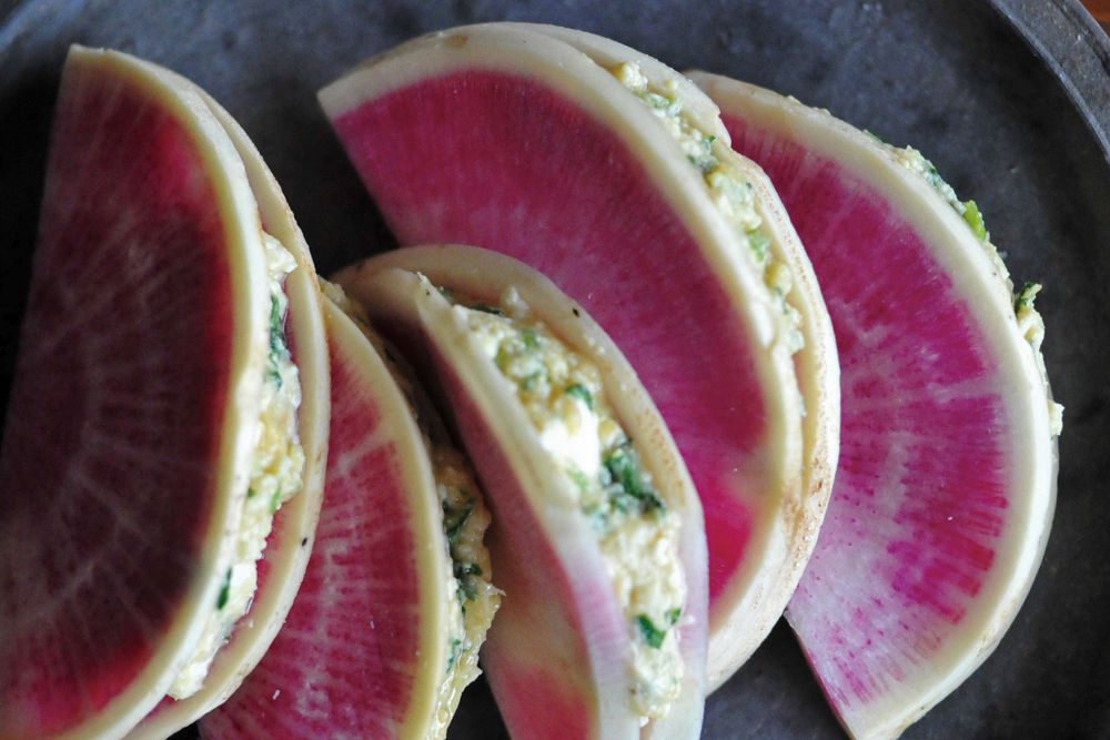 苦味×旨味で酒が進む「紅芯大根のパクチーチーズ味噌和え」