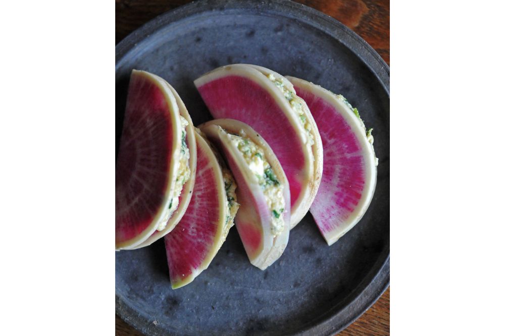 苦味×旨味で酒が進む「紅芯大根のパクチーチーズ味噌和え」