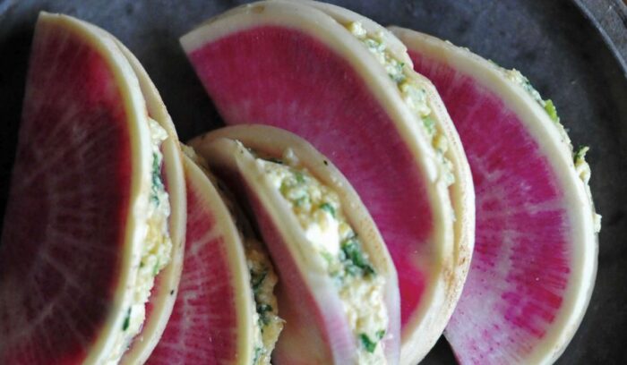 苦味×旨味で酒が進む「紅芯大根のパクチーチーズ味噌和え」