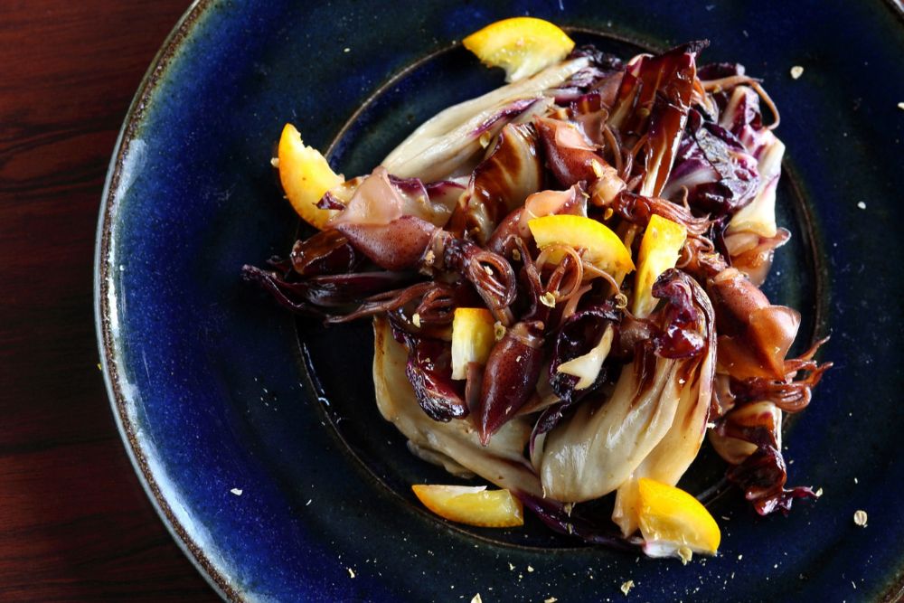 五味の調和で酒がすすむ「ホタルイカとトレビス、金柑のソテー」