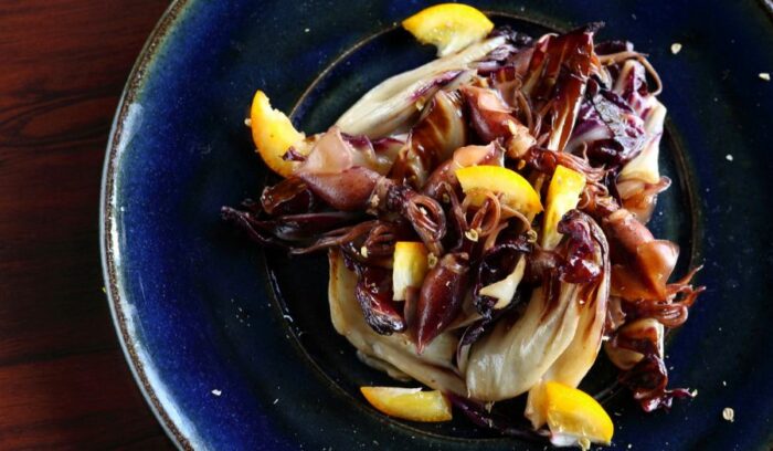 五味の調和で酒がすすむ「ホタルイカとトレビス、金柑のソテー」
