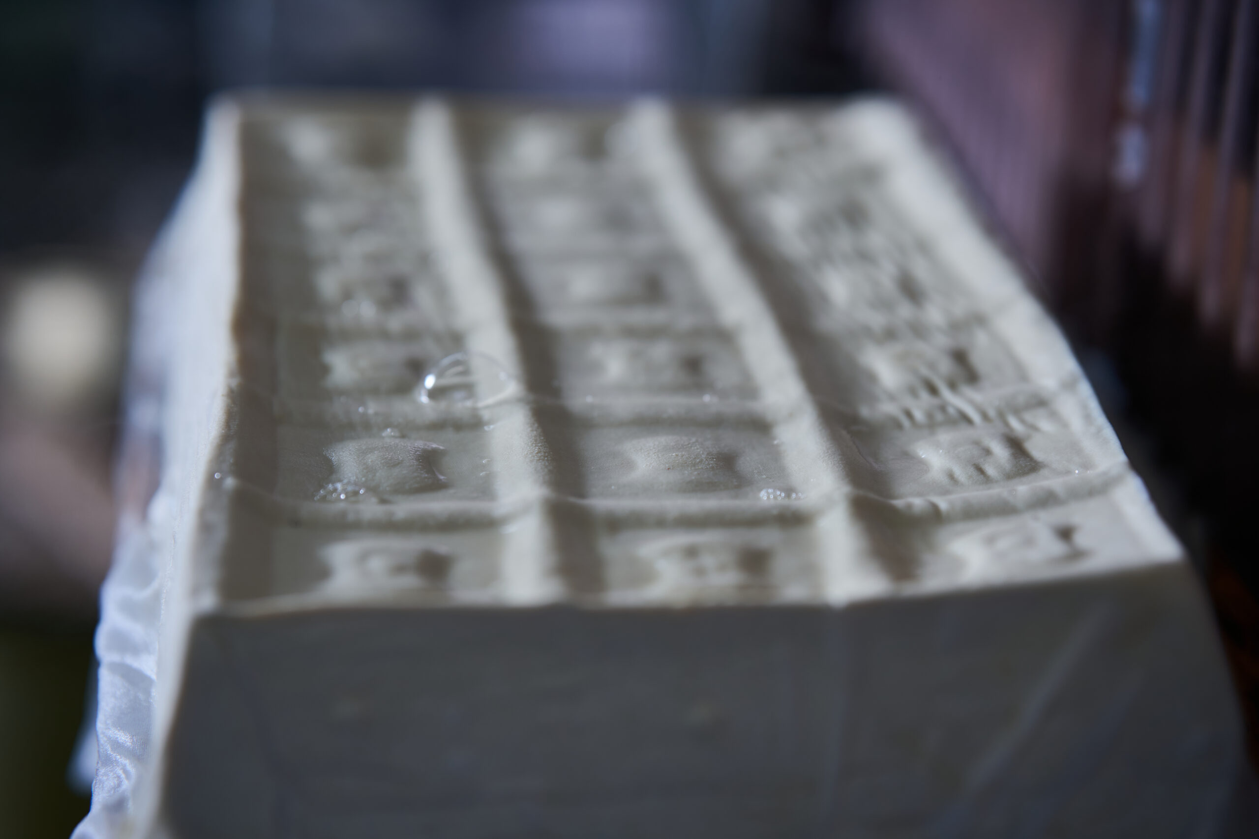 88 歳。「一日に作る豆腐は、36丁。大豆を煮る薪も、自分で割りよるよ」 生涯現役｜「山口豆腐店」山口 信子