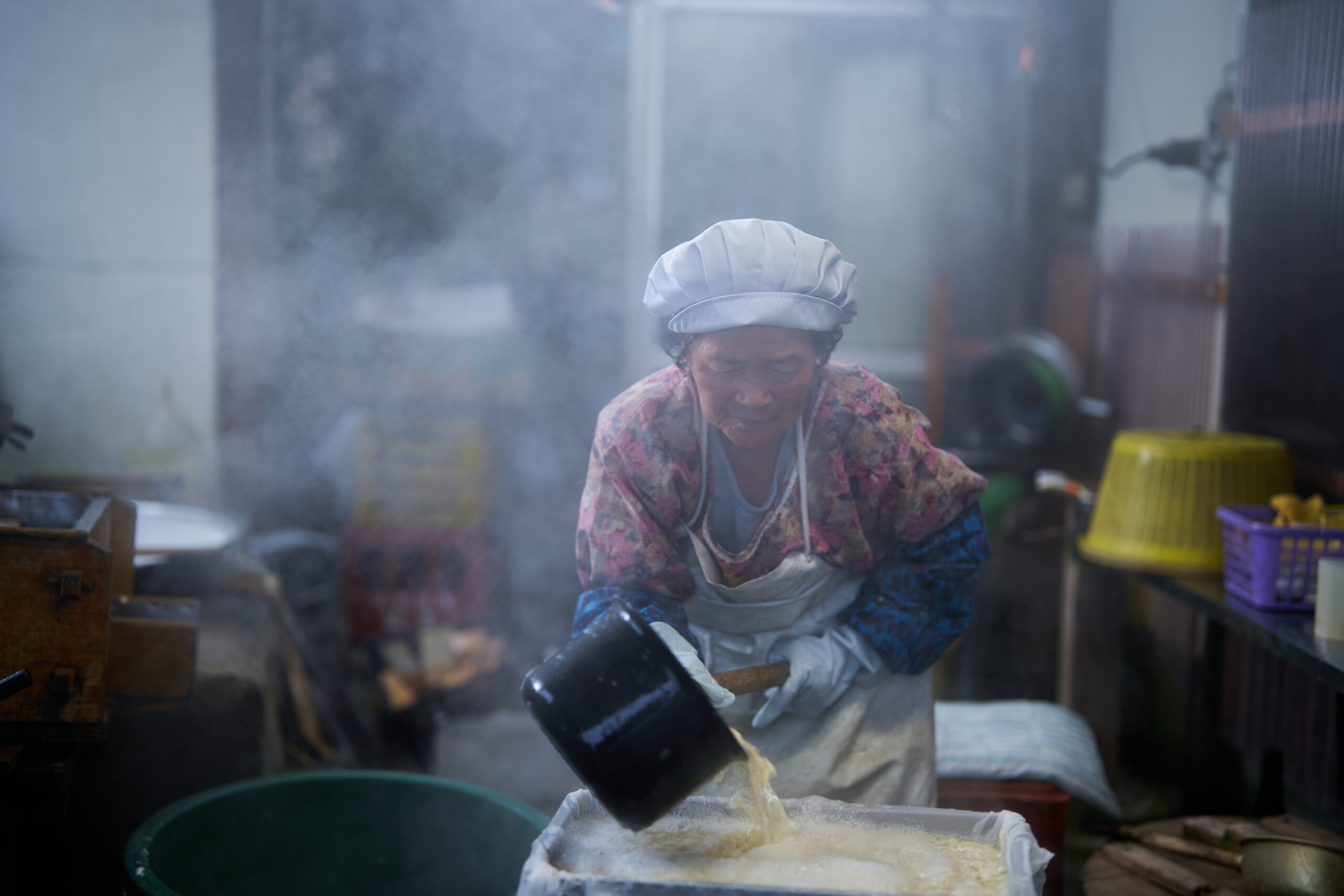 88 歳。「一日に作る豆腐は、36丁。大豆を煮る薪も、自分で割りよるよ」 生涯現役｜「山口豆腐店」山口 信子