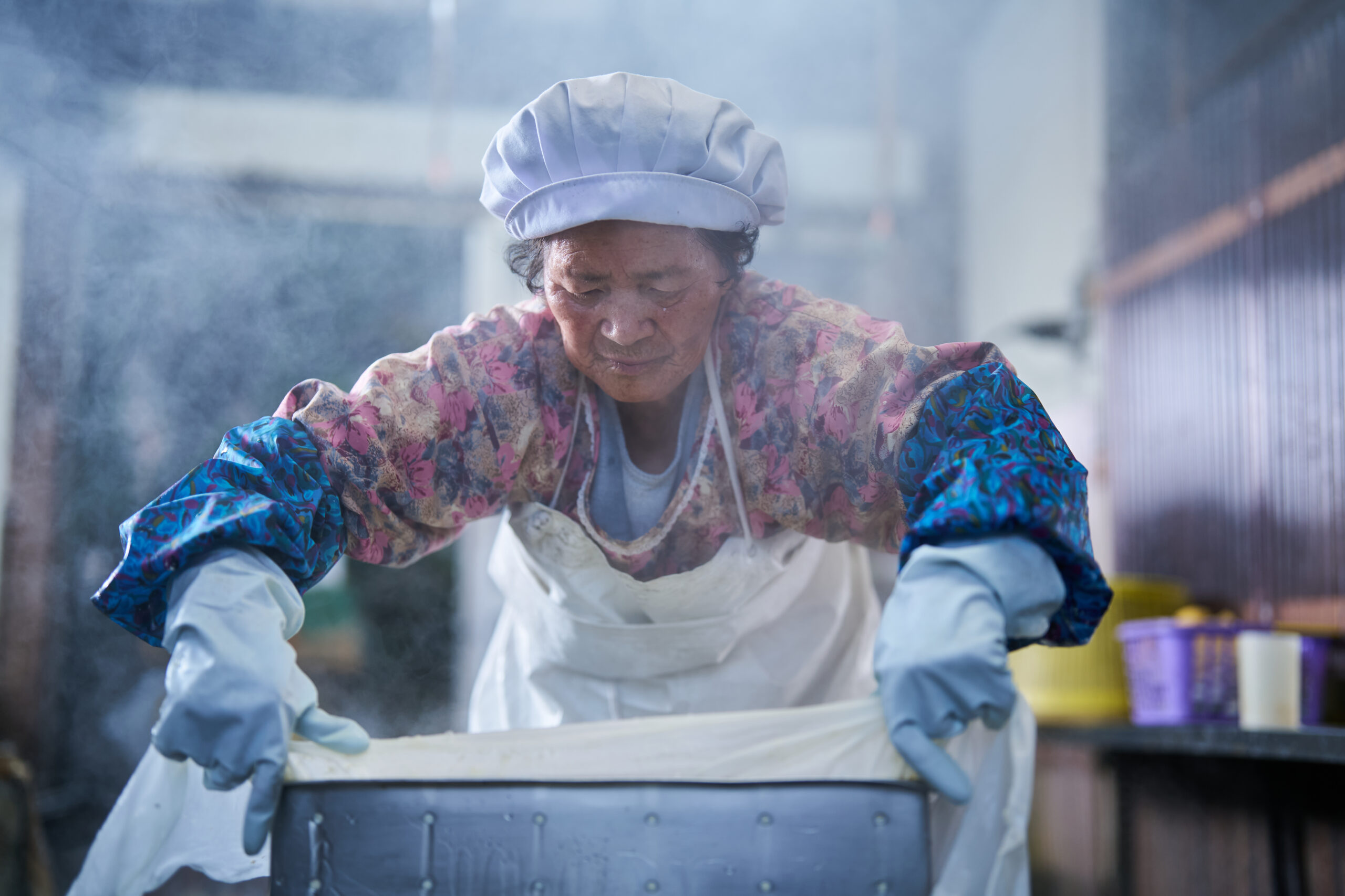 88 歳。「一日に作る豆腐は、36丁。大豆を煮る薪も、自分で割りよるよ」 生涯現役｜「山口豆腐店」山口 信子