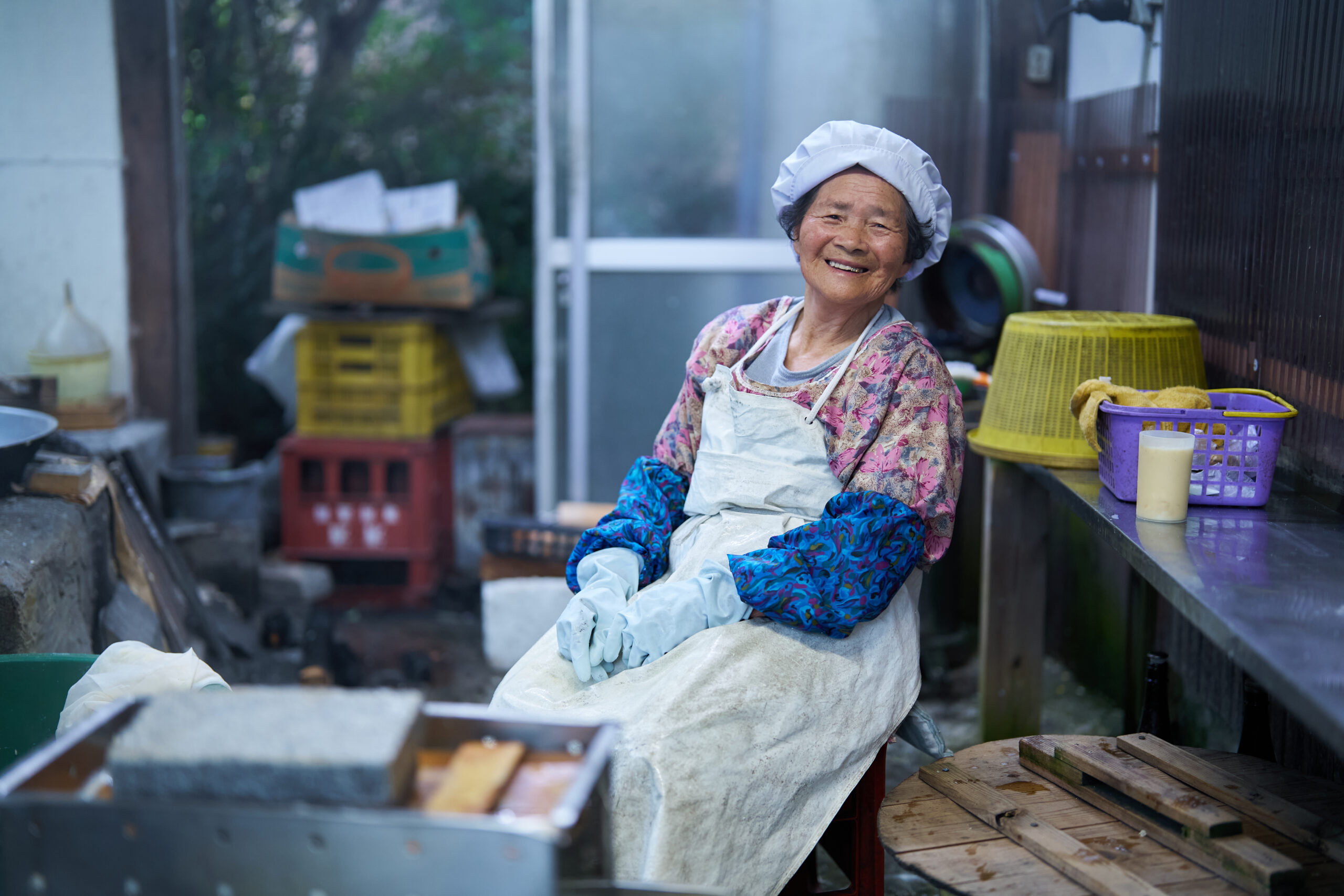 88 歳。「一日に作る豆腐は、36丁。大豆を煮る薪も、自分で割りよるよ」 生涯現役｜「山口豆腐店」山口 信子