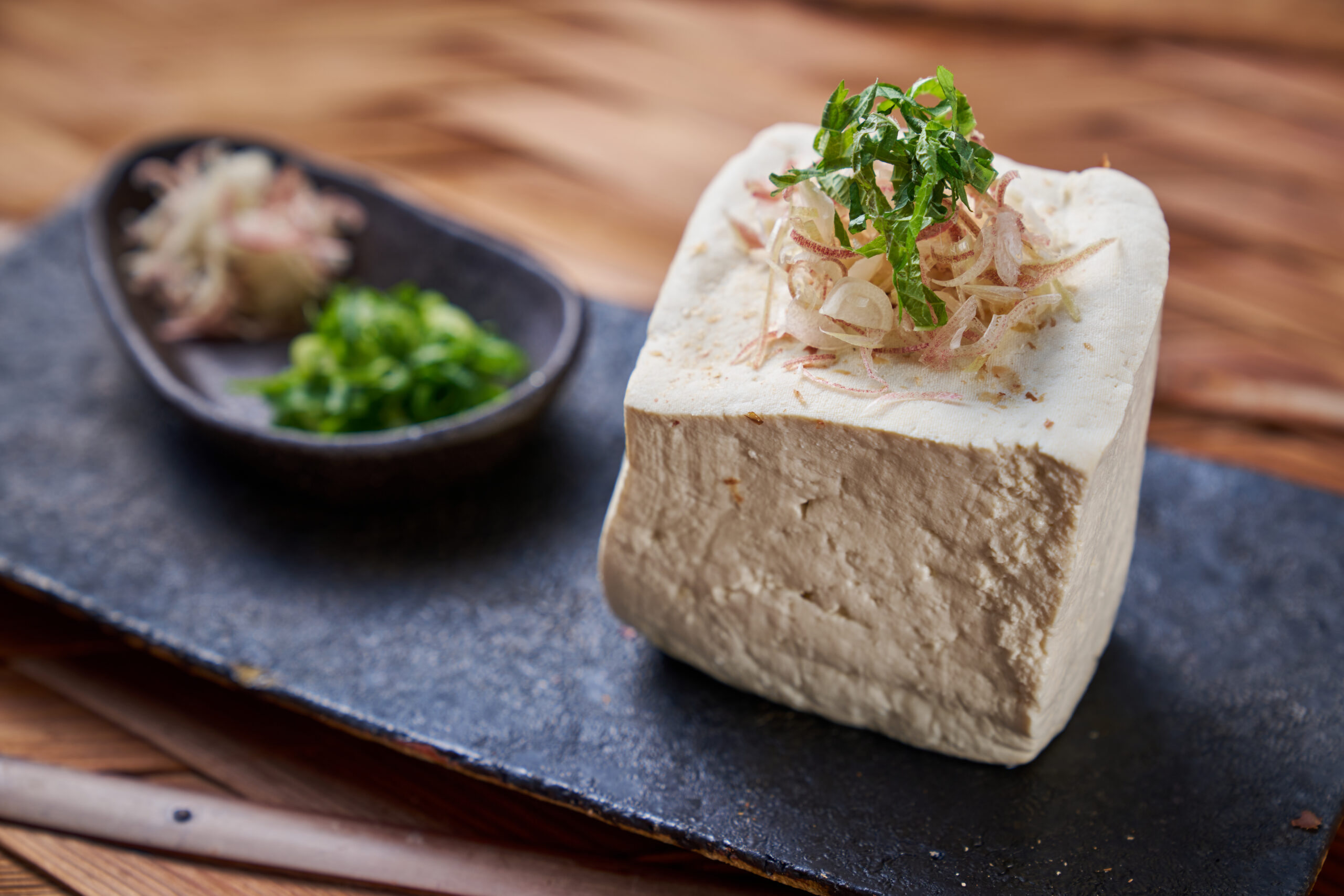 88 歳。「一日に作る豆腐は、36丁。大豆を煮る薪も、自分で割りよるよ」 生涯現役｜「山口豆腐店」山口 信子