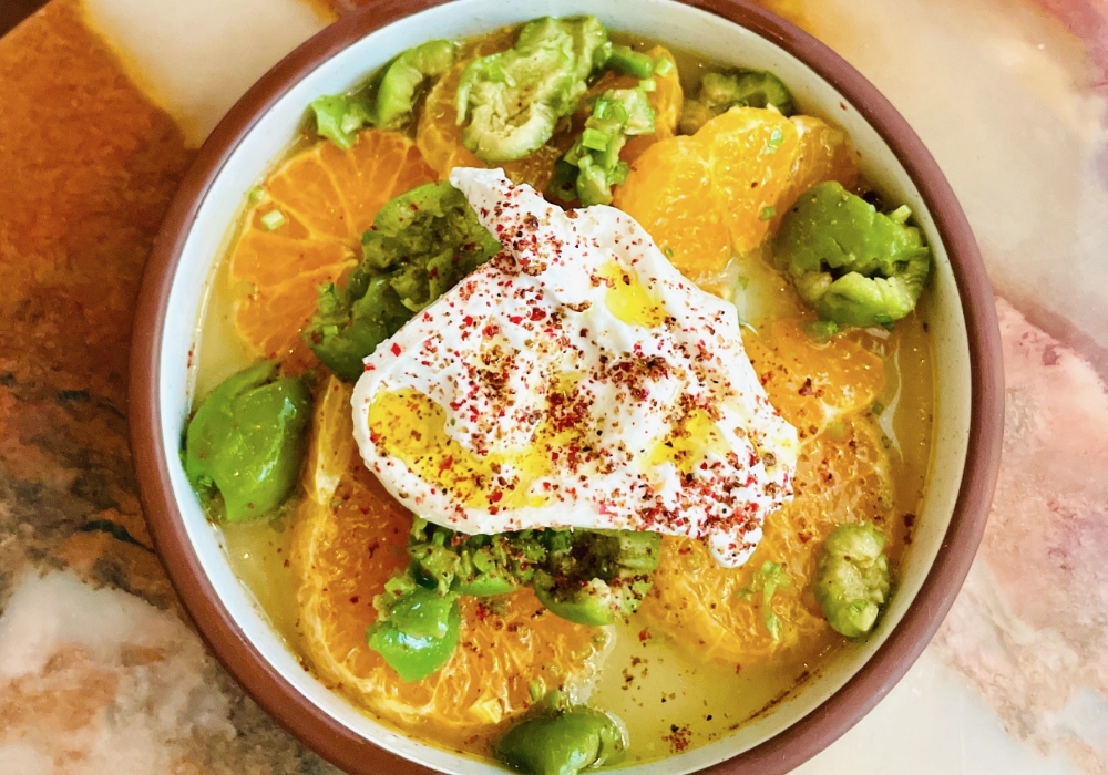 オレンジとオリーブにブラッターチーズをのせ、ピンクペッパーを散らしたサラダ「ゴールド・ナゲット・オレンジのサラダ」17 ドル。