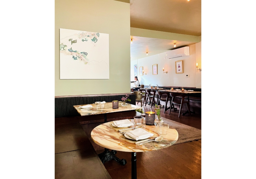 話題の店が次々開くブルックリンのグリーンポイント地区にある、元アートギャラリーだった 37 席の店内。