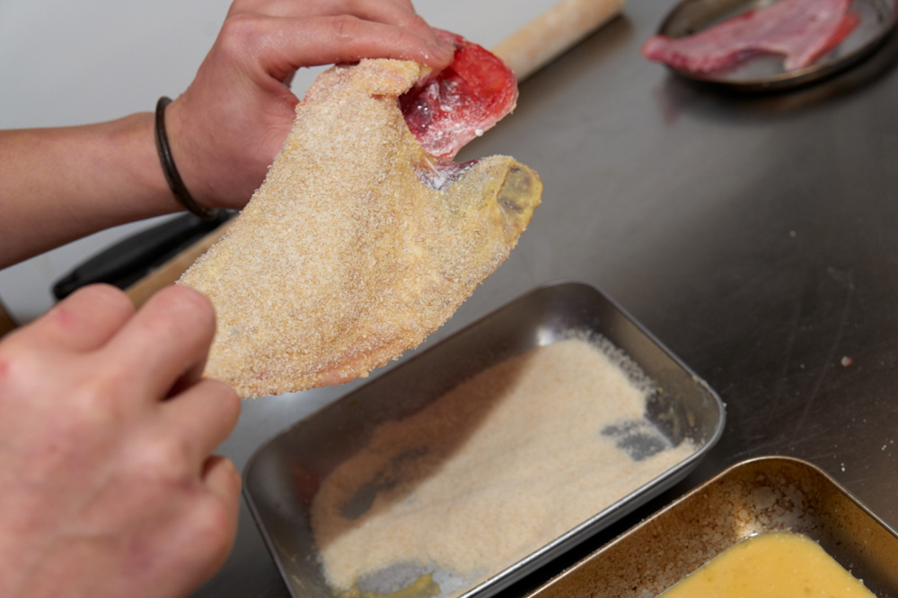 身側はパン粉衣、皮面はウロコ焼き