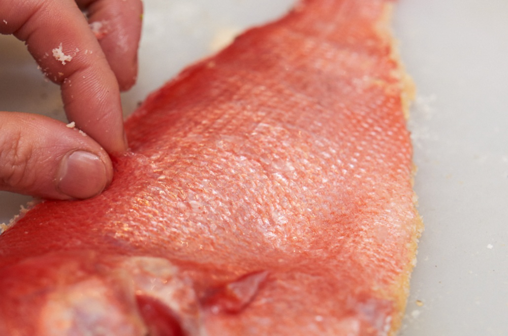 ウロコを立たせて揚げる