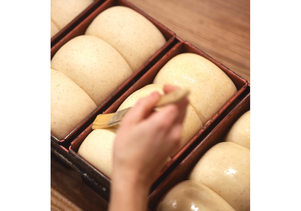 型に蓋をしないで焼成するため、山形にふんわりと膨らみ、軽い食感になる