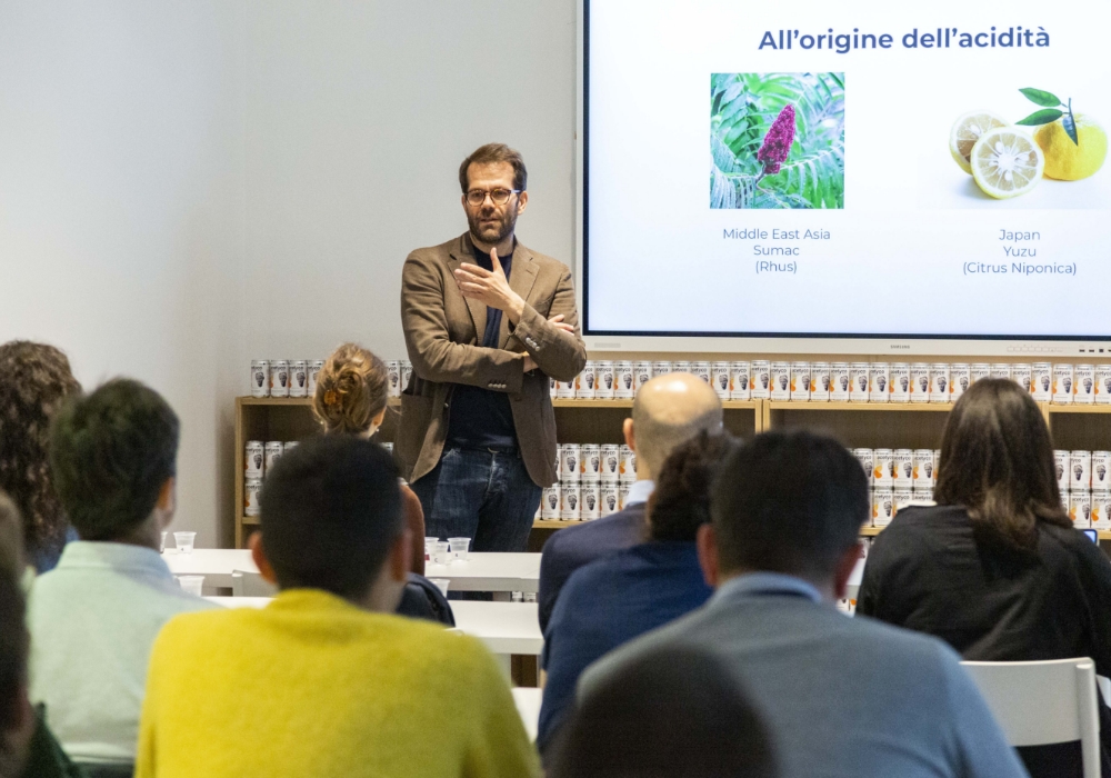 学識者によるレクチャーを通して酢酸について料理人たちが学んでいる。