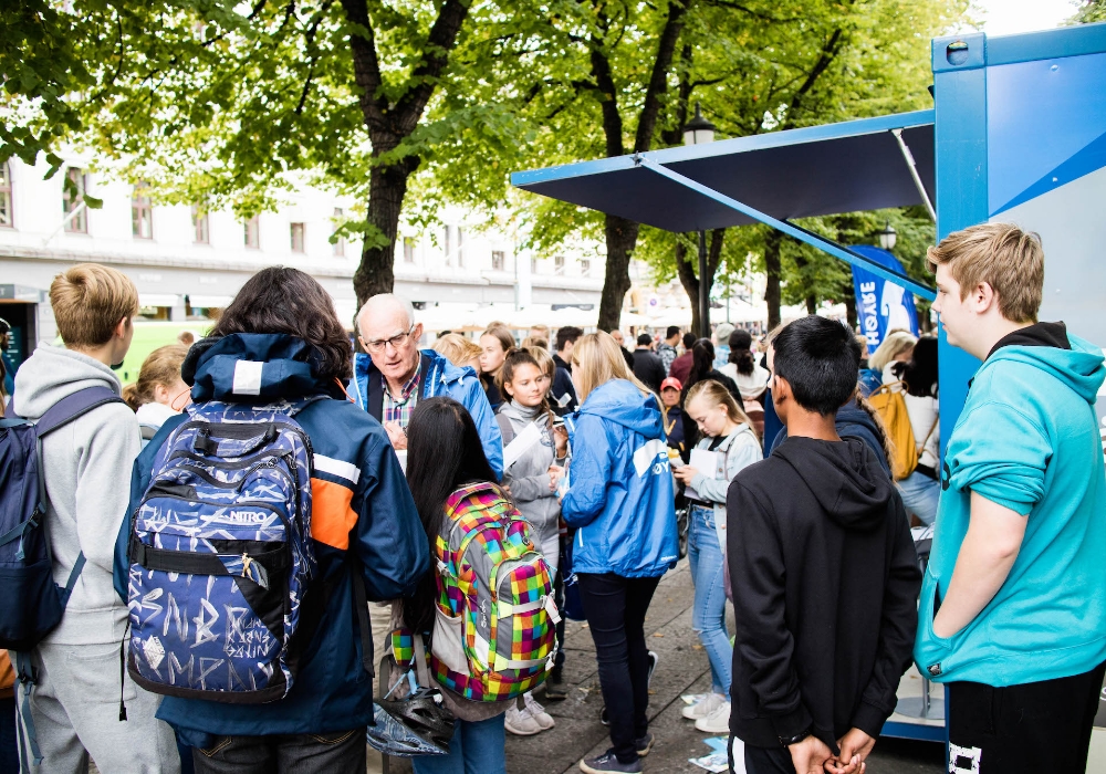 選挙が近づくと首都オスロのカール・ヨハン通りには「選挙小屋」と呼ばれる各政党のスタンドが設置される。
