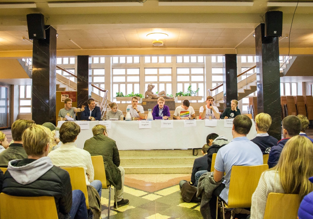 高校で各政党の青年部の代表が学校政策を議論