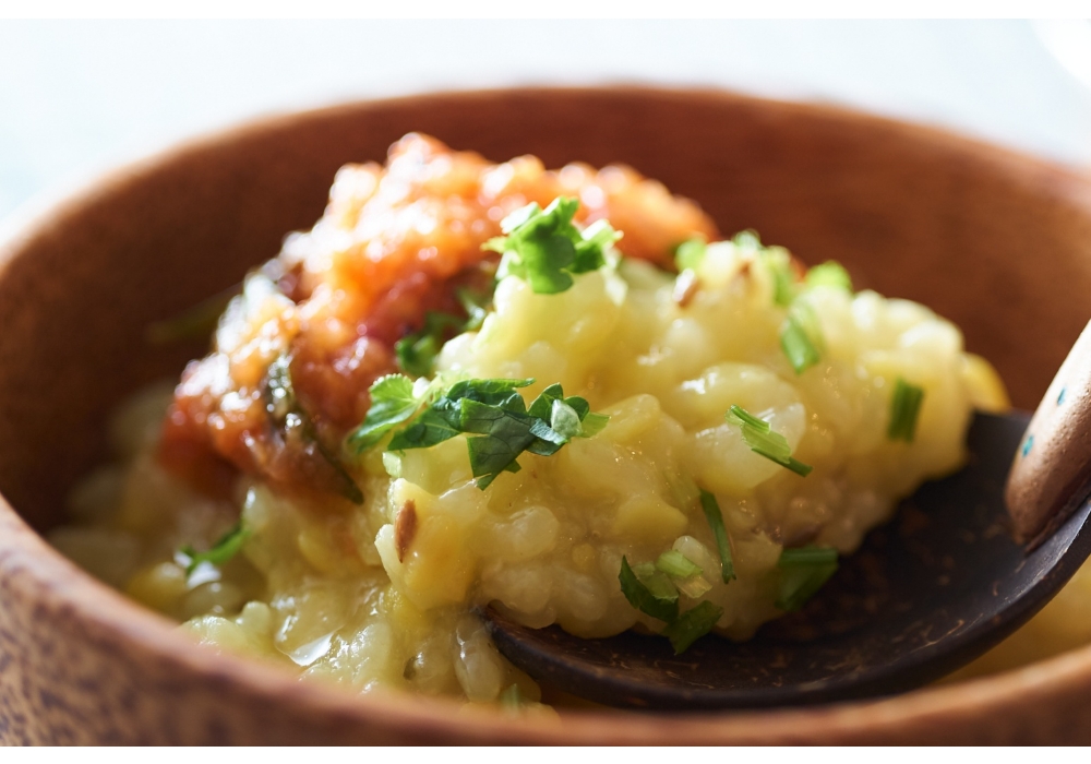 疲れを癒すスパイスおかゆ。インドの養生食「キチュリー＆トマトチャトニー」